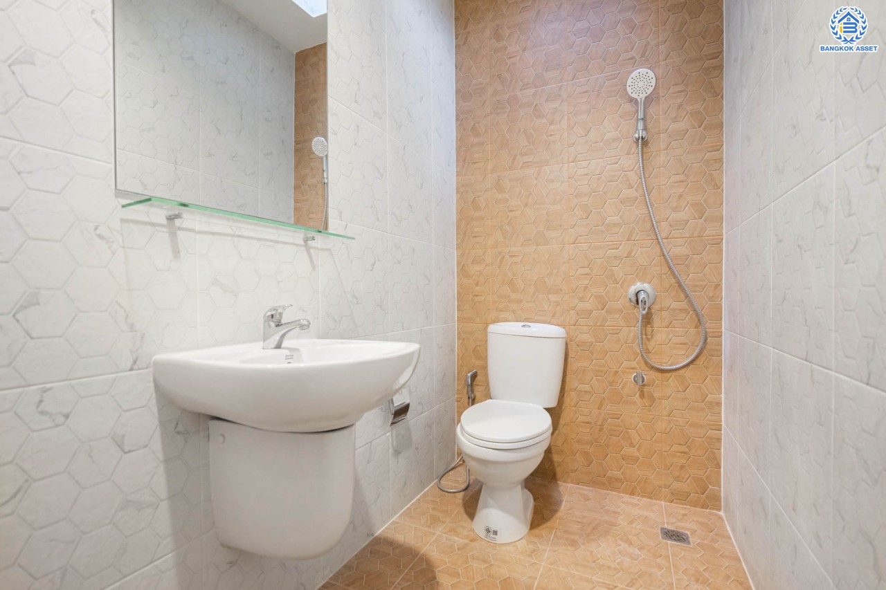 บ้านมือสองตกแต่งใหม่ ม.บัณฑิตโฮม ดอนเมือง เนื้อที่ 22.5 ตร.ว. ฟังก์ชัน 3 ห้องนอน 2 ห้องน้ำ จอดรถได้ 1 คัน บนทำเลศักยภาพ หน้าโครงการติดถนนวิภาวดี ใกล้สนามบินดอนเมือง ฟิวเจอร์พาร์ครังสิต, ม.รังสิต จุดขึ้นทางด่วน "โทลเวย์" และรถไฟฟ้าสายสีแดง "สถานีหลักหก"